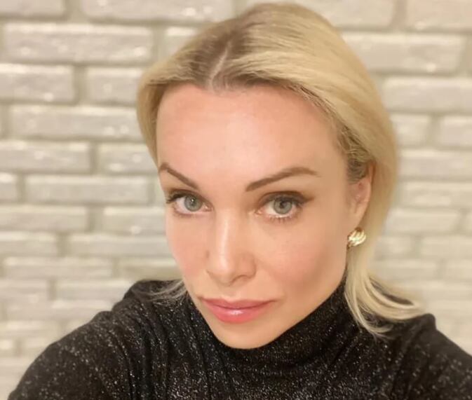 Marina Ovsiannikova vive en Moscú y se presenta en sus redes sociales como conductora de noticias televisivas. Por hablar a favor de Ucrania, fue multada. (Gentileza)