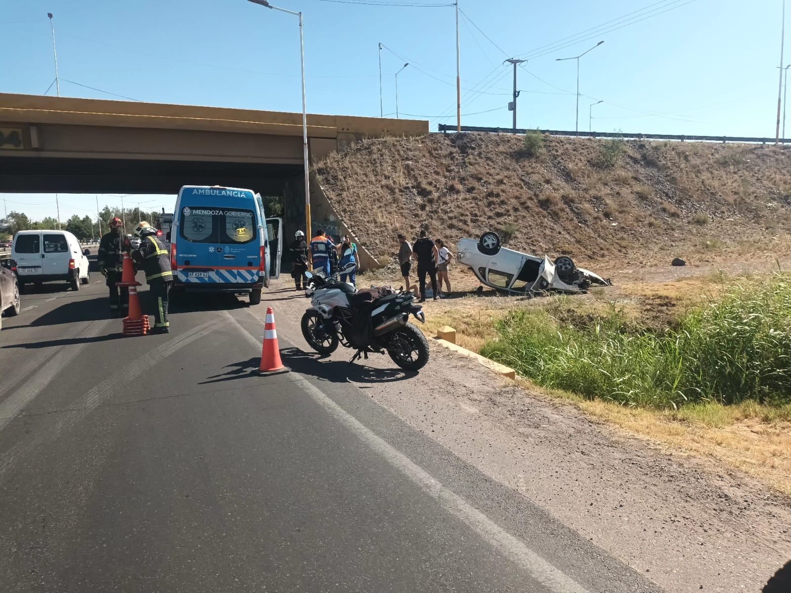 Impactante vuelco en Acceso Sur y Paso: dos jóvenes heridas. Gentileza