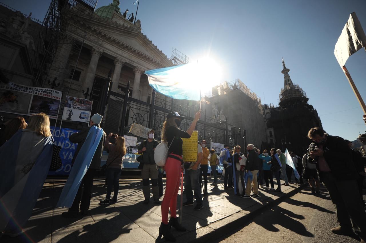 Cientos de manifestantes se hicieron presentes frente al Congreso para protestar contra la reforma judicial que trata el Senado. 