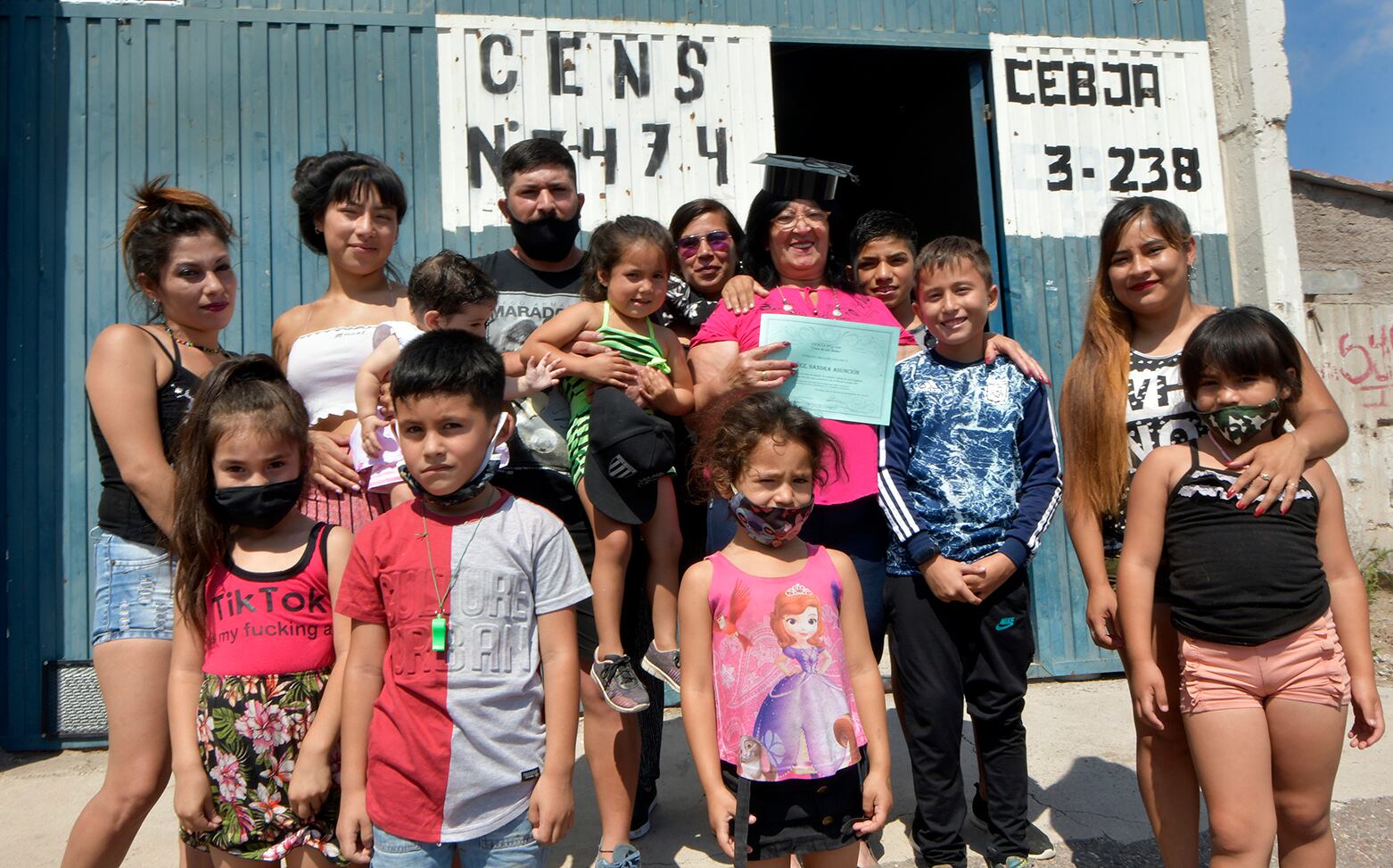 Los hijos, nietos y bisnietos de Sandra se enorgullecen por su logro y se nutren de su ejemplo. Foto: Orlando Pelichotti / Los Andes