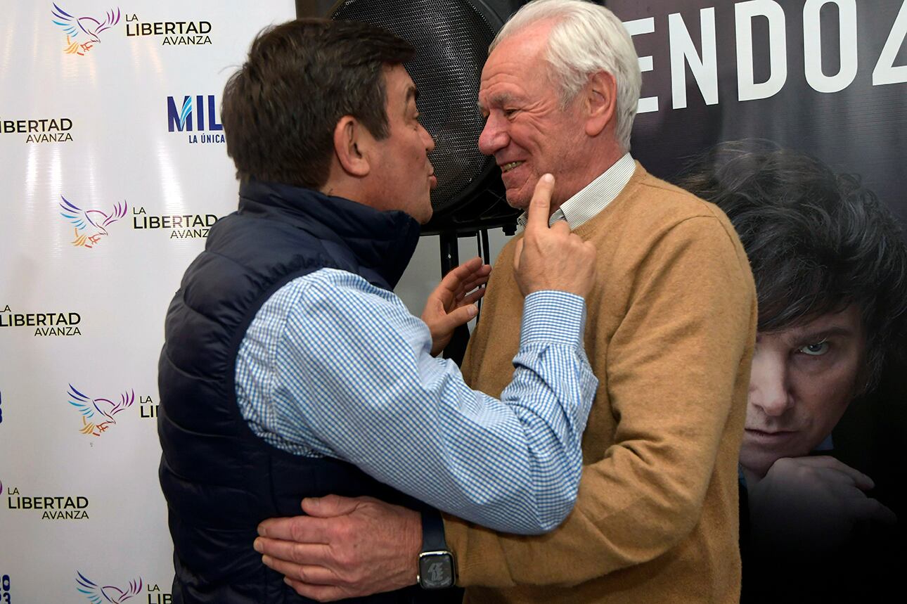 Una foto que impactó a varios de los que asistieron a la Sede Demócrata. El abrazo de Carlos Balter y Omar de Marchi. Foto:  Orlando Pelichotti

