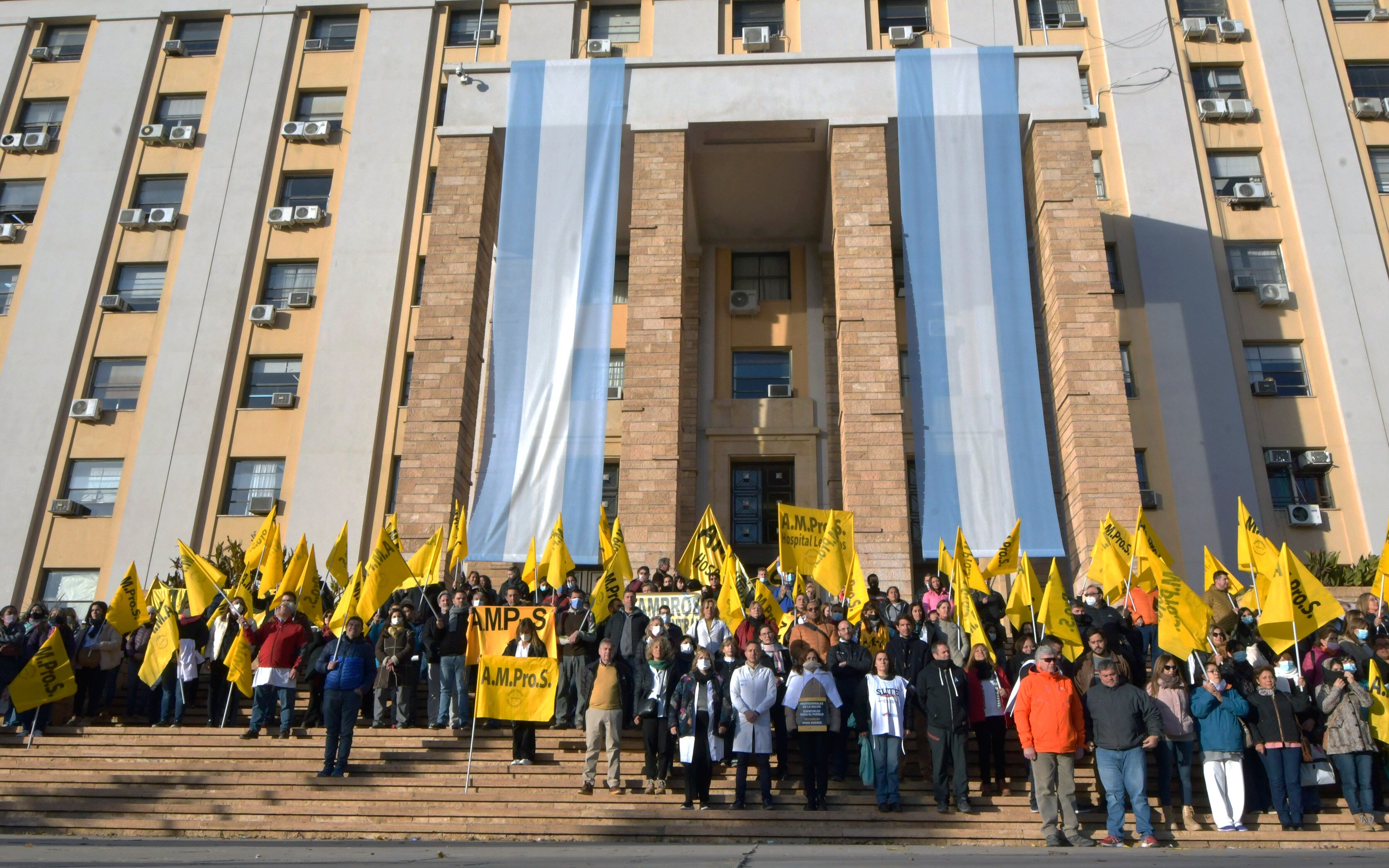 Asociación Mendocina de Profesionales de la Salud (Ampros) llamó a realizar un paro sin asistencia a los lugares de trabajo y una concentración en la explanada de la Casa de Gobierno.
Foto: Orlando Pelichotti / Los Andes