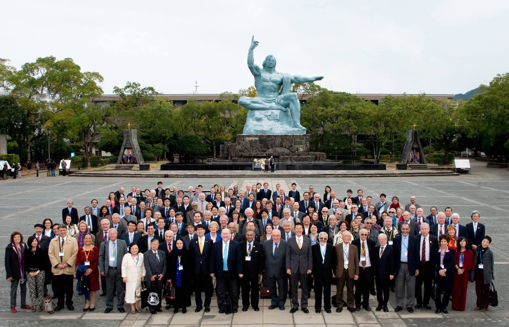 Una de las reuniones de las Conferencias Pugwash, en el Parque de la Paz de la ciudad de Nagasaki (Japón).