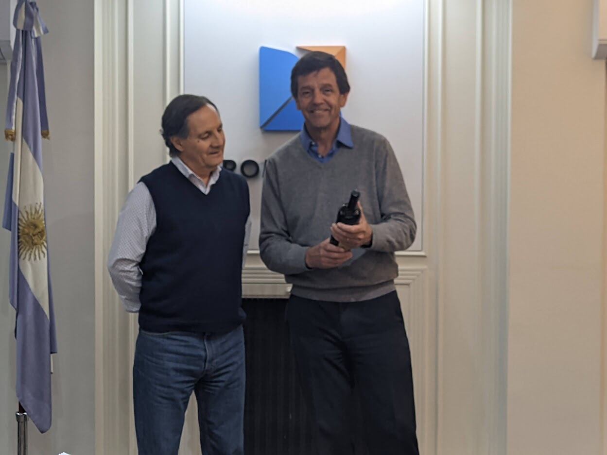 por el 80º Aniversario de la Bolsa de Comercio de Mendoza, su gerente general, Luis Steindl, visitó ProMendoza para contarnos sobre el lanzamiento del 31° Concurso Nacional de Diseño de Etiquetas de Vino. En la foto, Mario Lázzaro (ProMendoza) y Steindl.