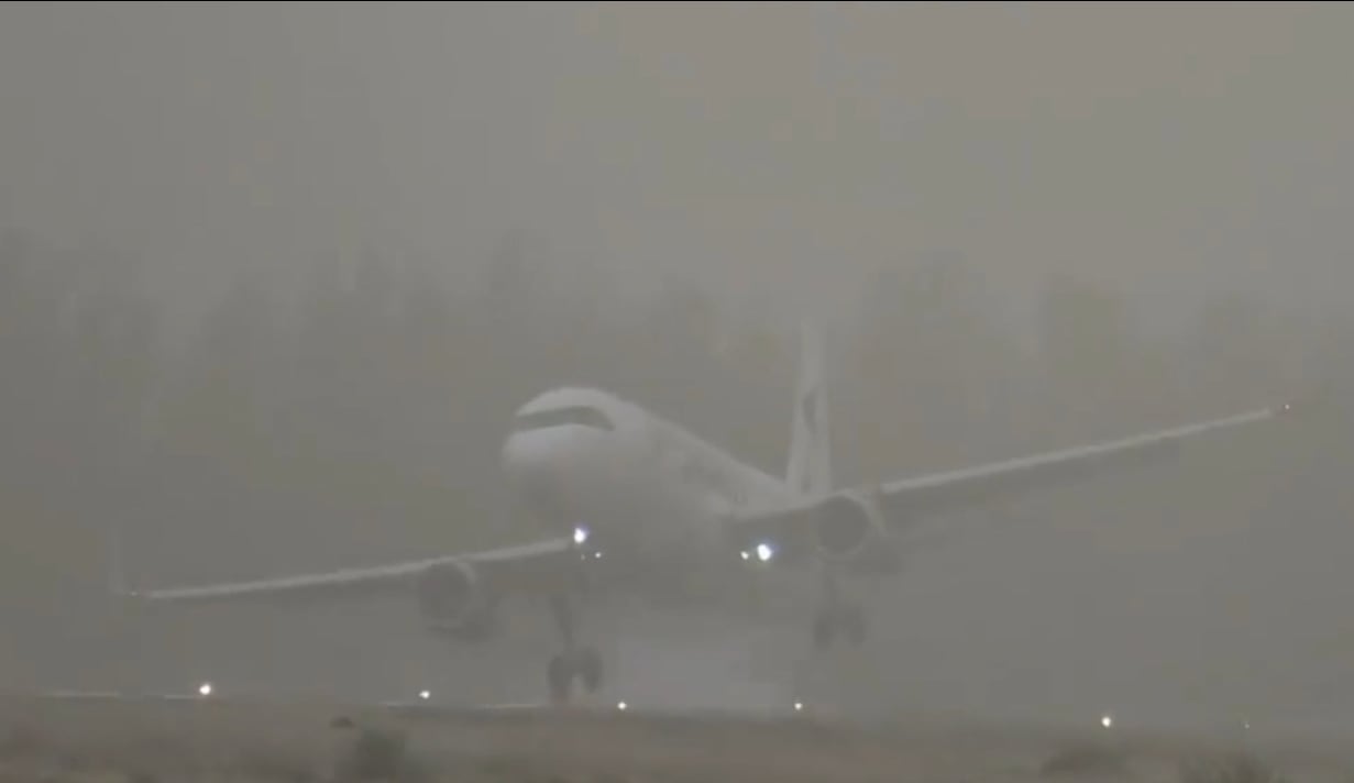 Impactante video: un avión intentó aterrizar en Neuquén, pero fue desviado a Mendoza por el viento. Foto: Captura video.