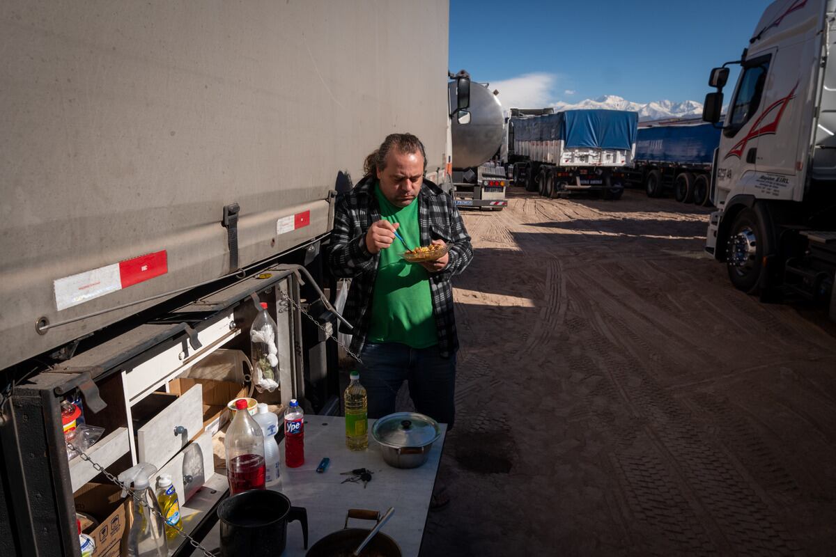 Un camionero almuerza en la zona de Luján de Cuyo mientras espera cargar combustible y la apertura del paso a Chile. Foto: Ignacio Blanco / Los Andes 