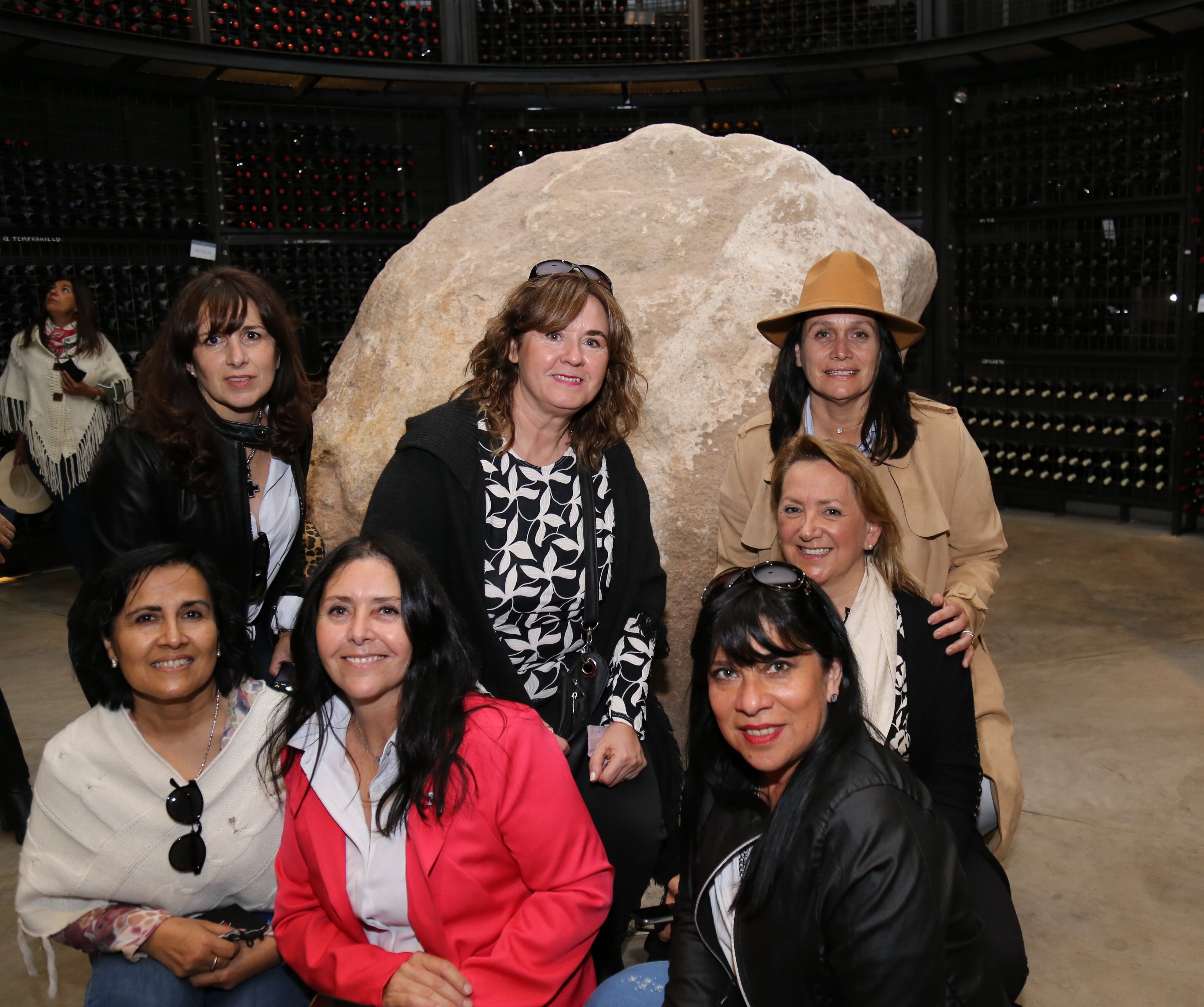 Geysi García, Flavia Orsini, Faviana Tejada, Cecilia Buj (paradas). Laura Barta, Alejandra Llarena y Marcela Andino.