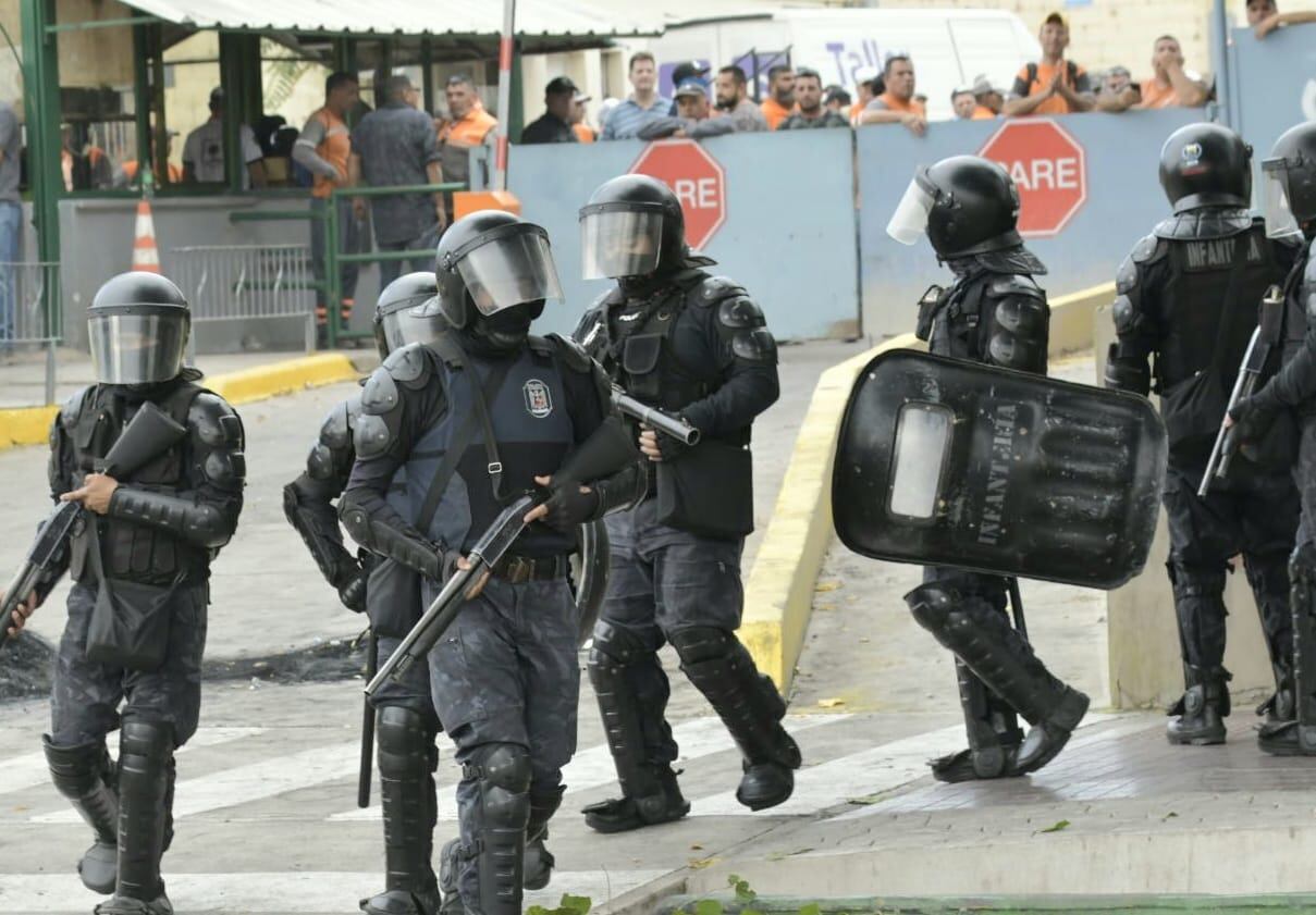 La policía reprimió la protesta que llevan adelante los empleados en el corralón municipal. Foto: Orlando Pelichotti