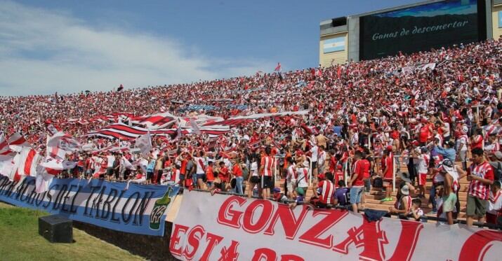 La popular hinchada de River en Mendoza. 