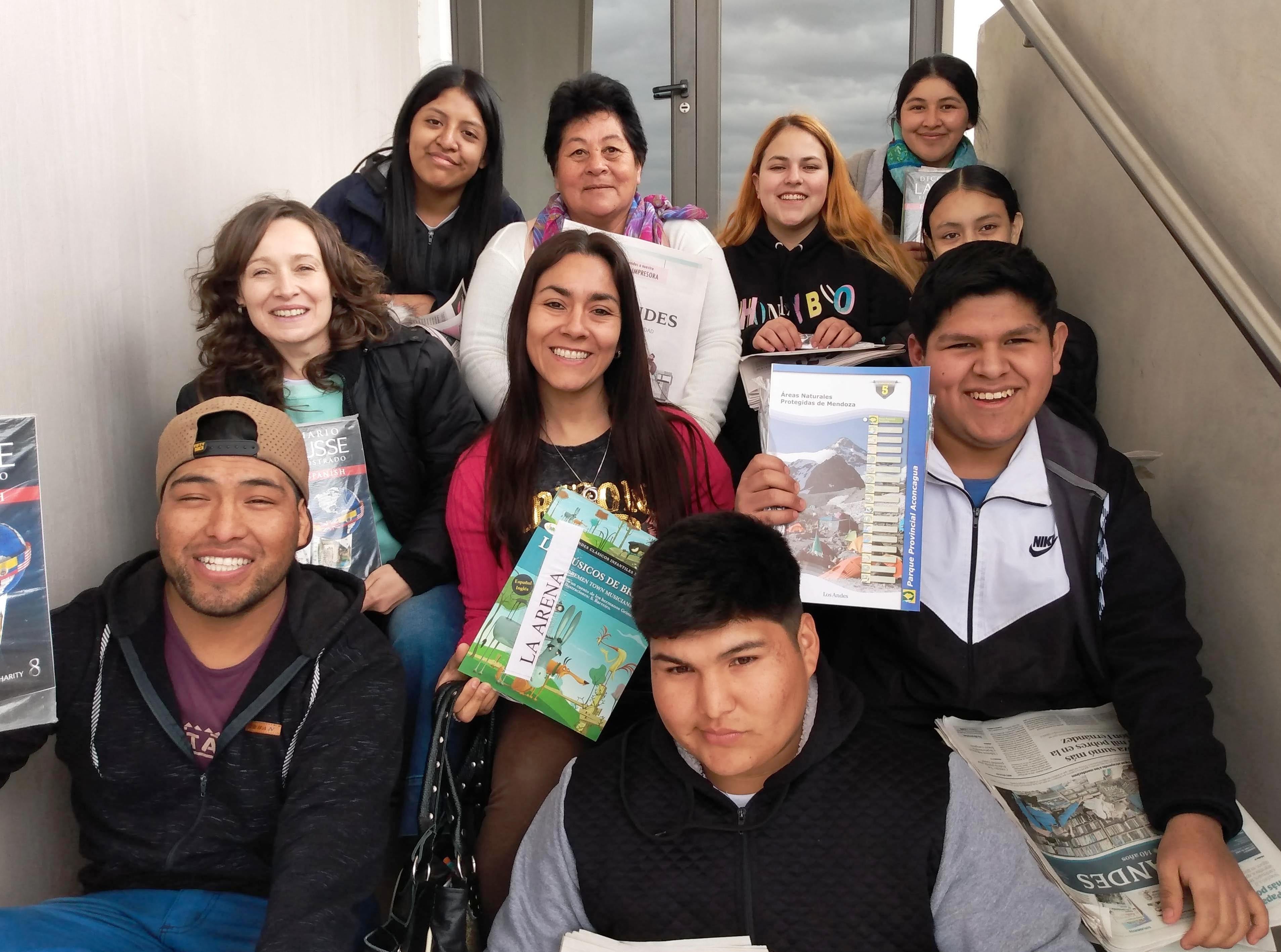 Kevin, Simón, Leo, Eugenia, Micaela, Dora, Romina y Elsa, acompañados por sus profesoras Silvia Segura y Janet Pareja.

