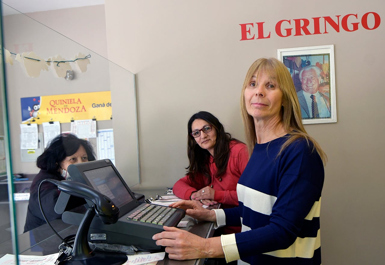 La Agencia 045, El Gringo, de Maipú, vendió el primer premio del Quini 6, con un pozo de 160 millones de pesos. En la foto Norma Gelardi (de negro), junto a Vanesa Buenanueva festejando. / Foto: Orlando Pelichotti / Los Andes