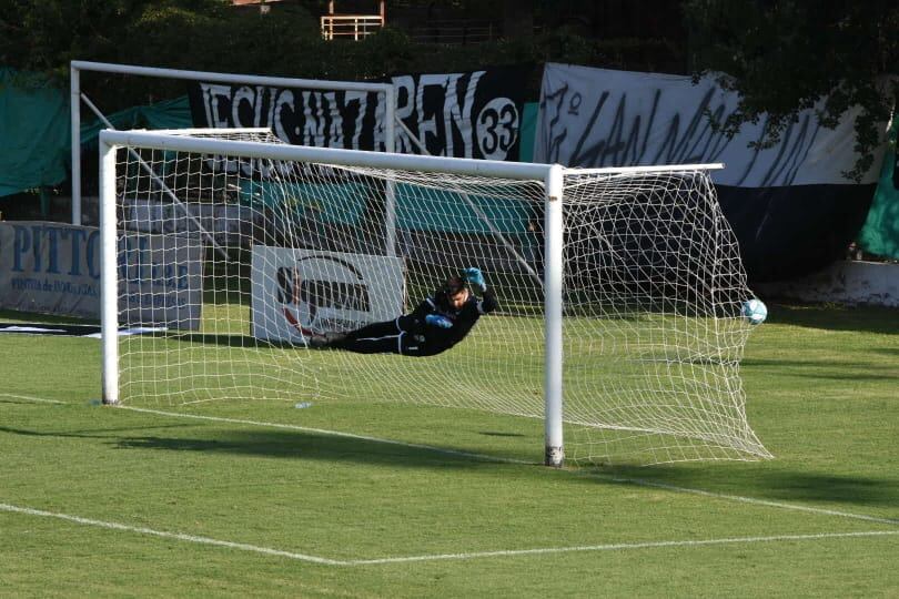 Para enmarcar el gol de tiro libre de Cristian Llama para poner el 2-2 entre Gimnasia y Sarmiento de Junín. / Mariana Villa (Los Andes).