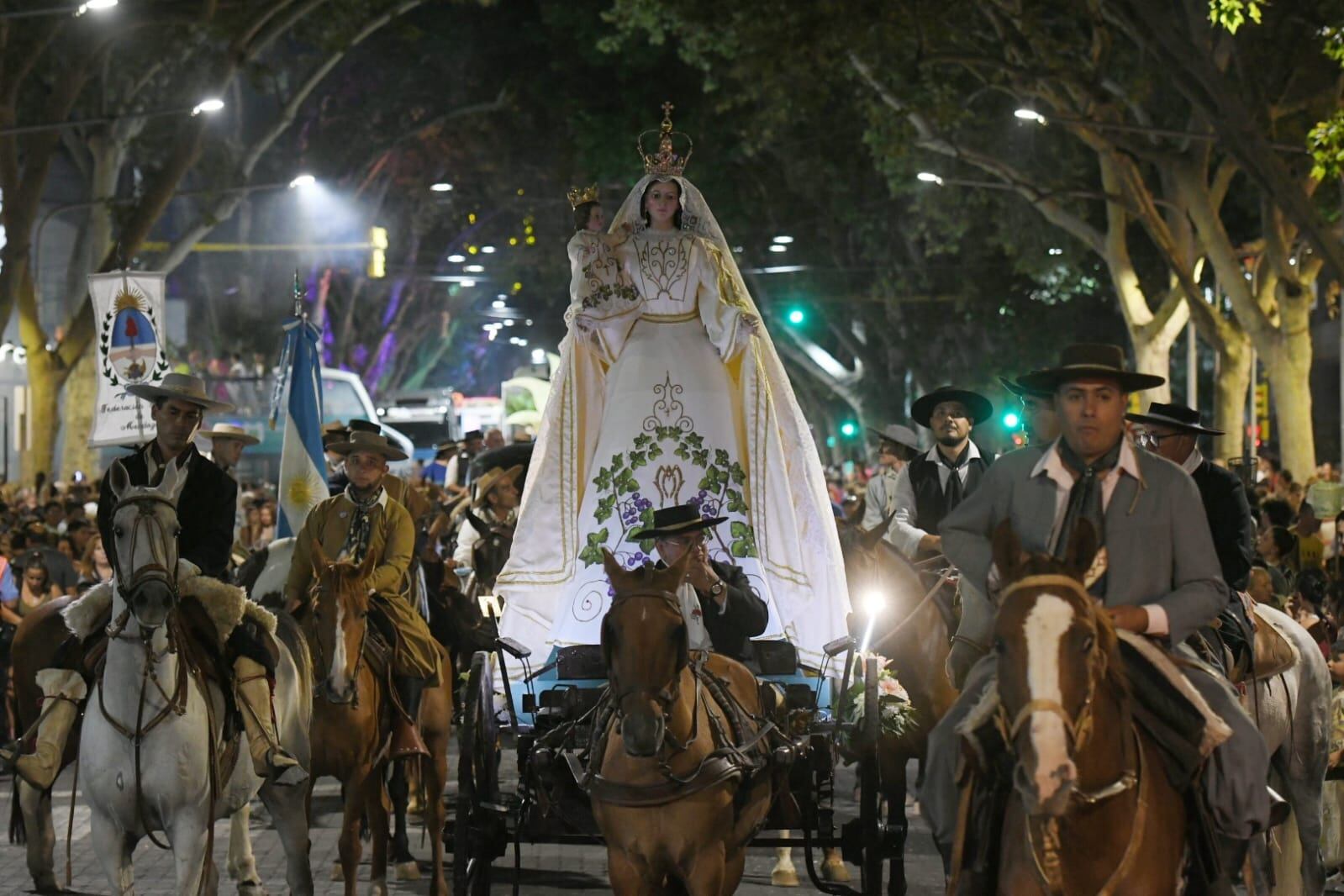 Vendimia 2023: Una multitud dijo presente en una Vía Blanca “mundializada” y repleta de pasión. Foto: Ignacio Blanco / Los Andes.