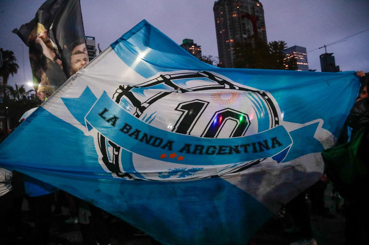 La bandera nos reune bajo los colores que nos permite festejar con la Selección Nacional. EFE/ Luciano González
