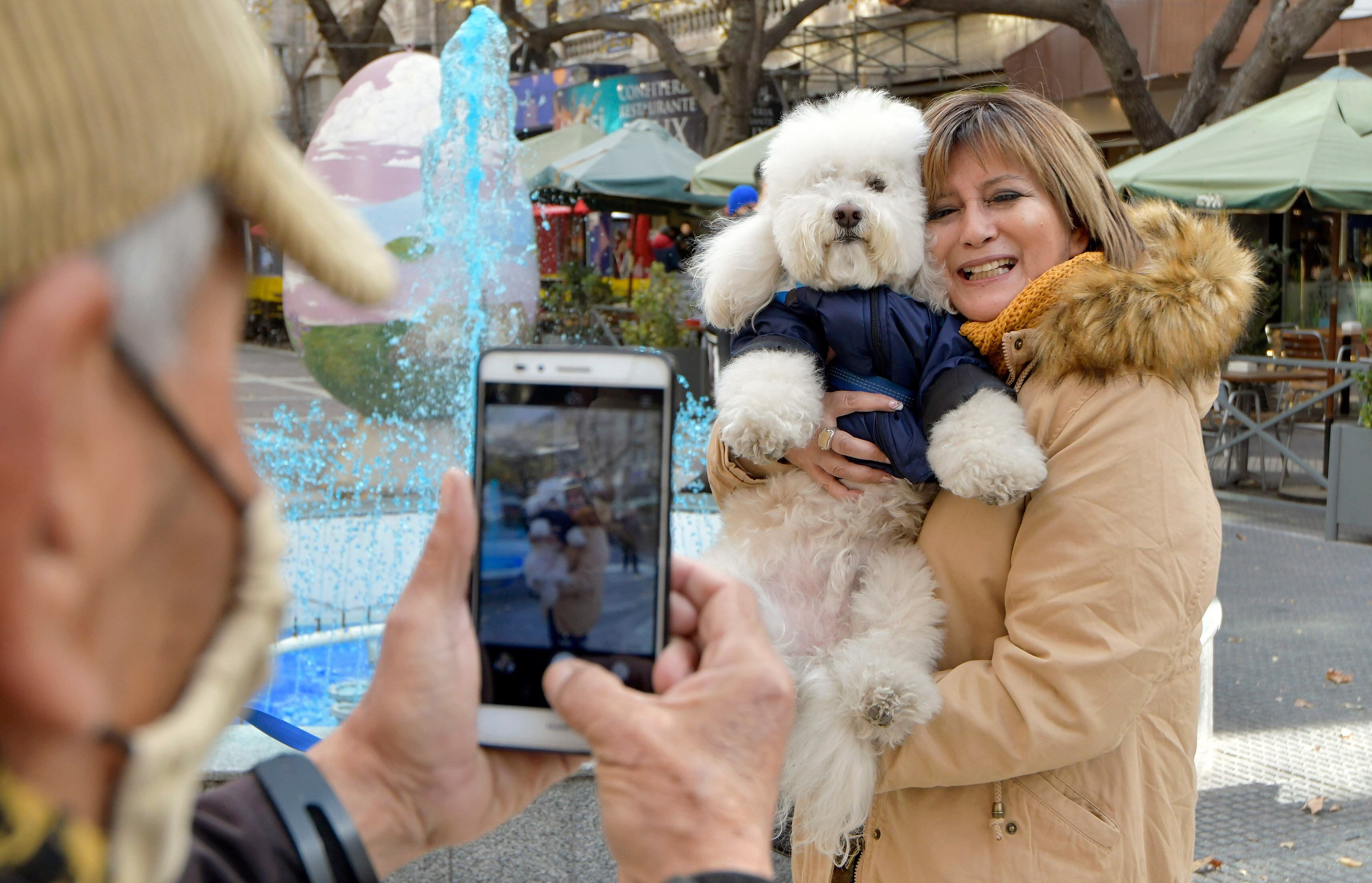 Los perros pequeños o de pelo corto pueden sufrir más frío que otros.
Luisa junto a  Benjamín

Foto Pelichotti / Los Andes