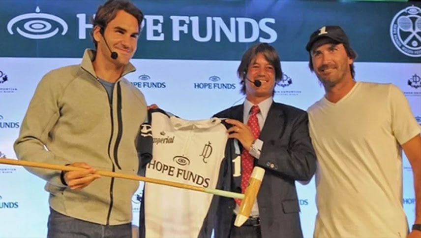 Blaksley junto a Roger Federer, en un evento que patrocinaba Hope Founds, además a los damnificados les ofrecía ir a restaurantes caros, entradas a eventos, entre otras cosas.