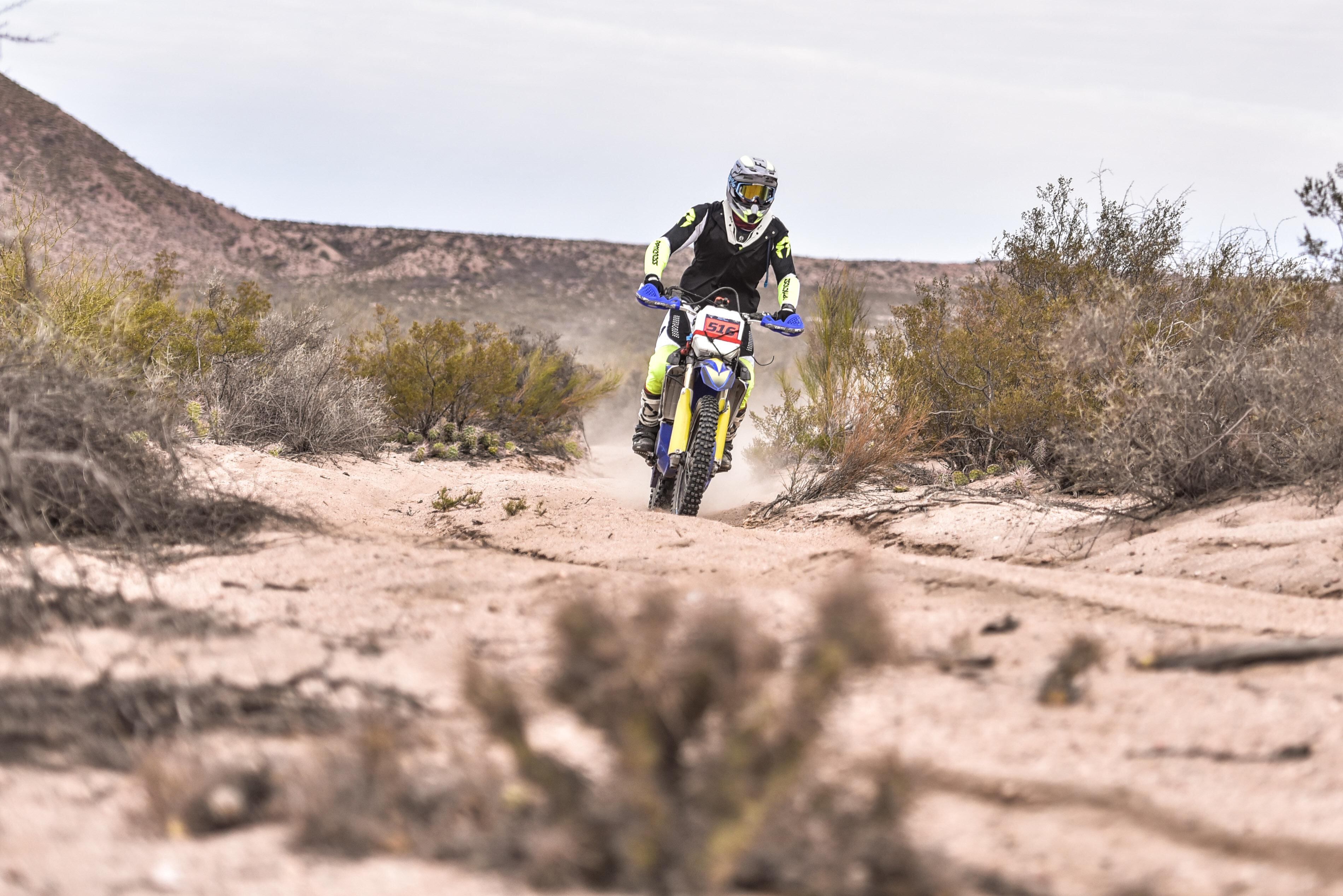 Julián Sanchez logró el segundo puesto en Enduro Moto y pudo coronarse campeón en la temporada 2023 del Canav. Gustavo Milutín, por su parte, se quedó con el tercer puesto en la carrera y en el campeonato. / Gentileza.