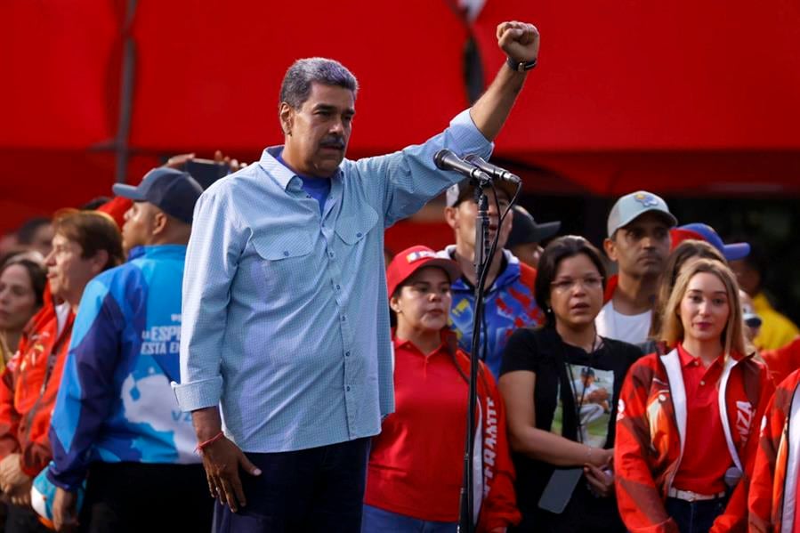 El presidente de Venezuela y aspirante a la reelección, Nicolás Maduro, saluda a los asistentes al cierre de su campaña este jueves, en Caracas (Venezuela). Venezuela celebra este 28 de julio unas elecciones presidenciales consideradas especialmente "decisivas". El chavismo, con Nicolás Maduro al frente, se juega su continuidad en el poder, al que aspiran llegar nueve candidatos opositores. EFE/ Henry Chirinos