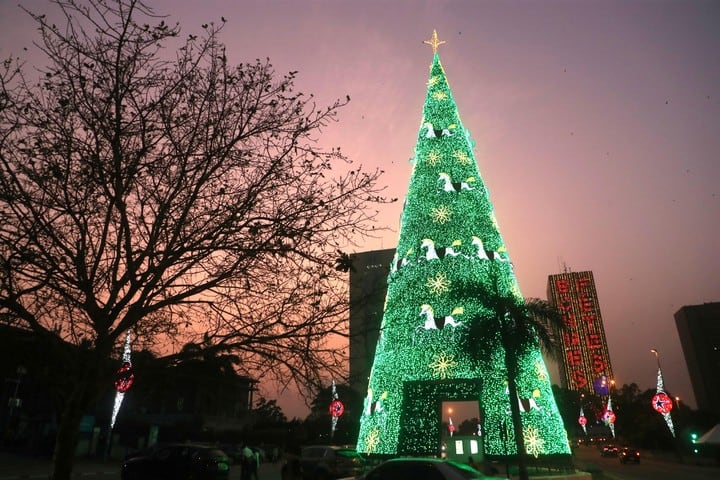 Luces de Navidad en las calles de la ciudad de Abiyán, Costa de Marfil, en África Occidental, el 23 de diciembre de 2024. Foto: EFE