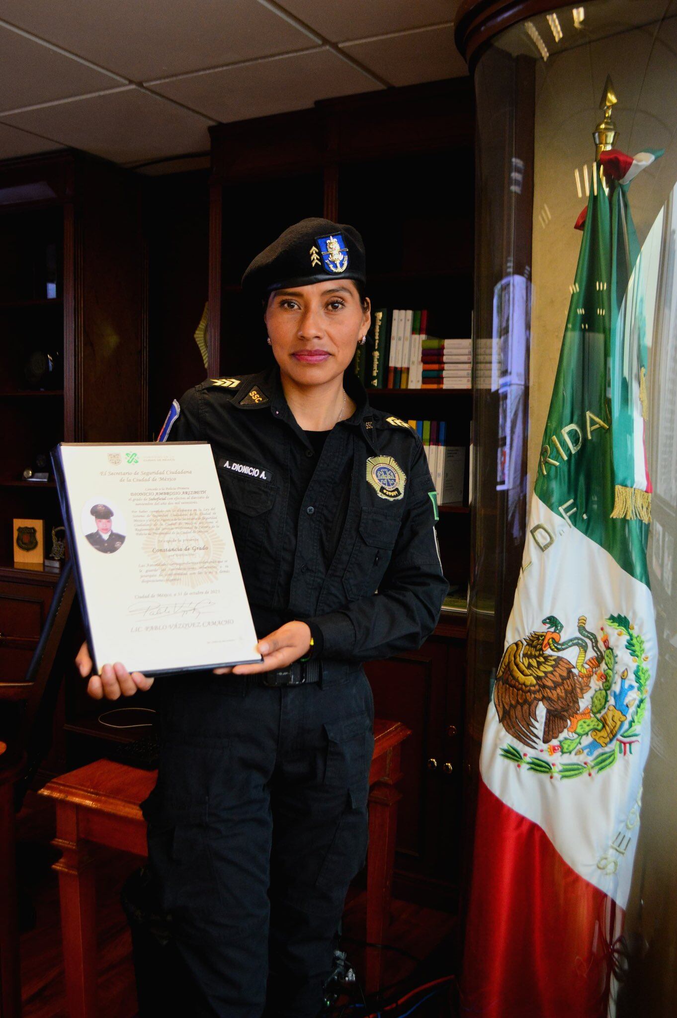 Arisbeth Dionisio, de 33 años, fue ascendida por su labor humanitaria y abnegada. Foto: Pablo Vázquez Camacho / X