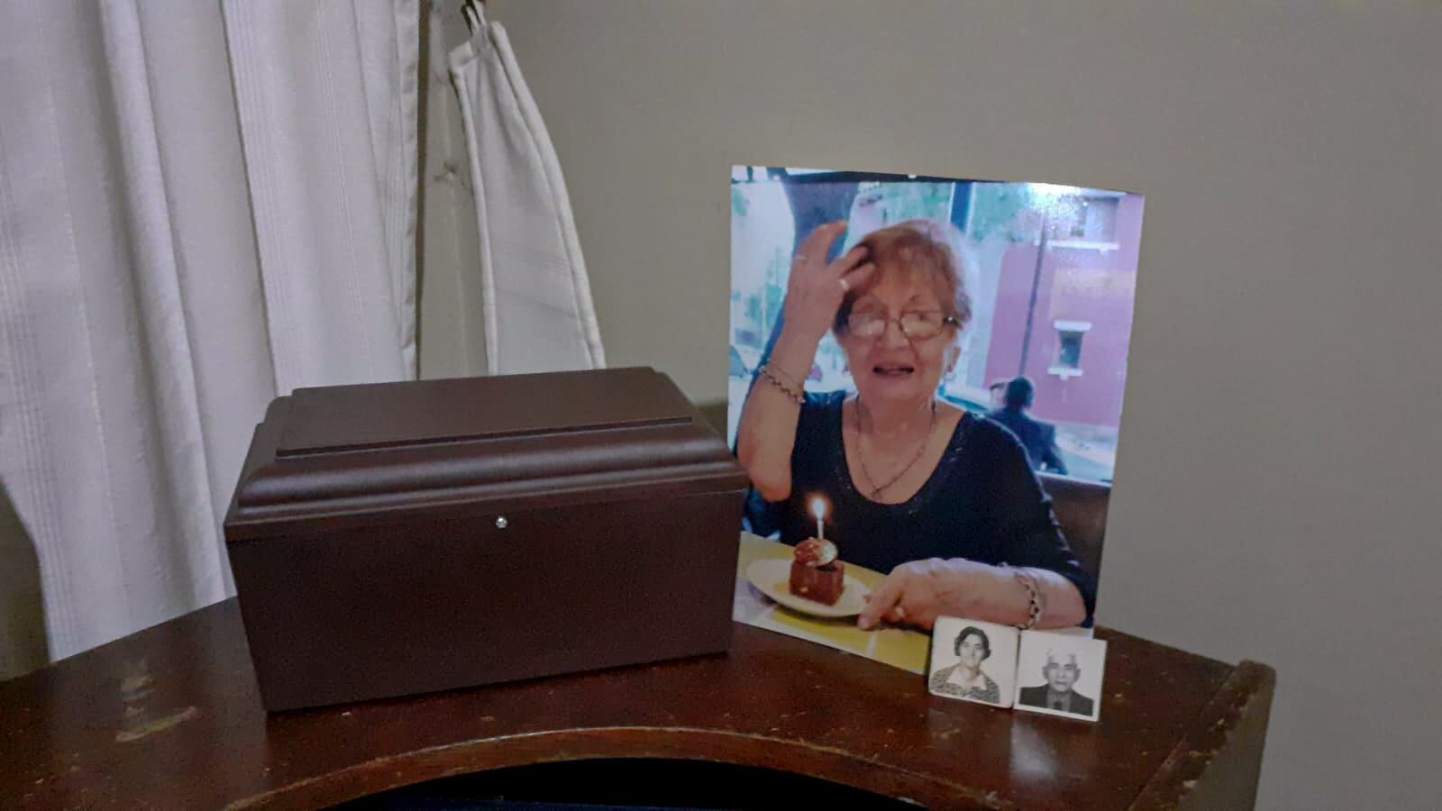 La urna estaba sobre una mesa de luz junto a fotos, cartas y flores. Foto: Arianne Sosa.