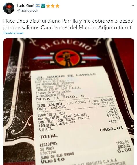 El cliente debió pagar $3 por el ítem denominado "Argentina Campeón" que figuró junto a 3 asteriscos. Gentileza: Twitter: @ladriguruok