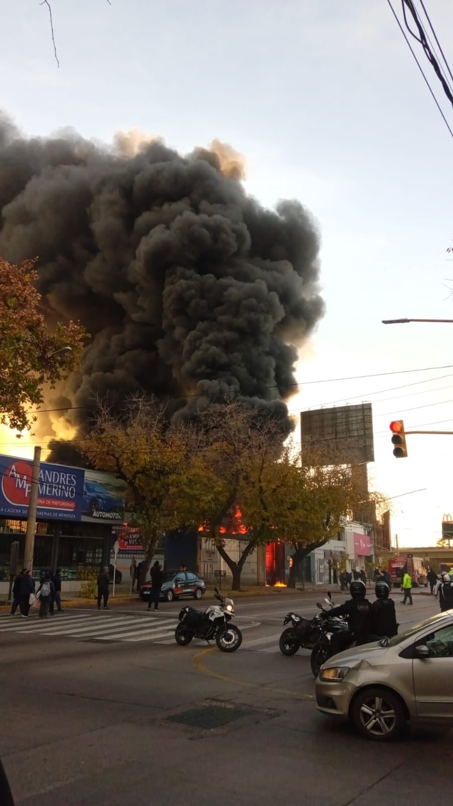 La impresionante columna de humo negro que alteran el paisaje de Ciudad.