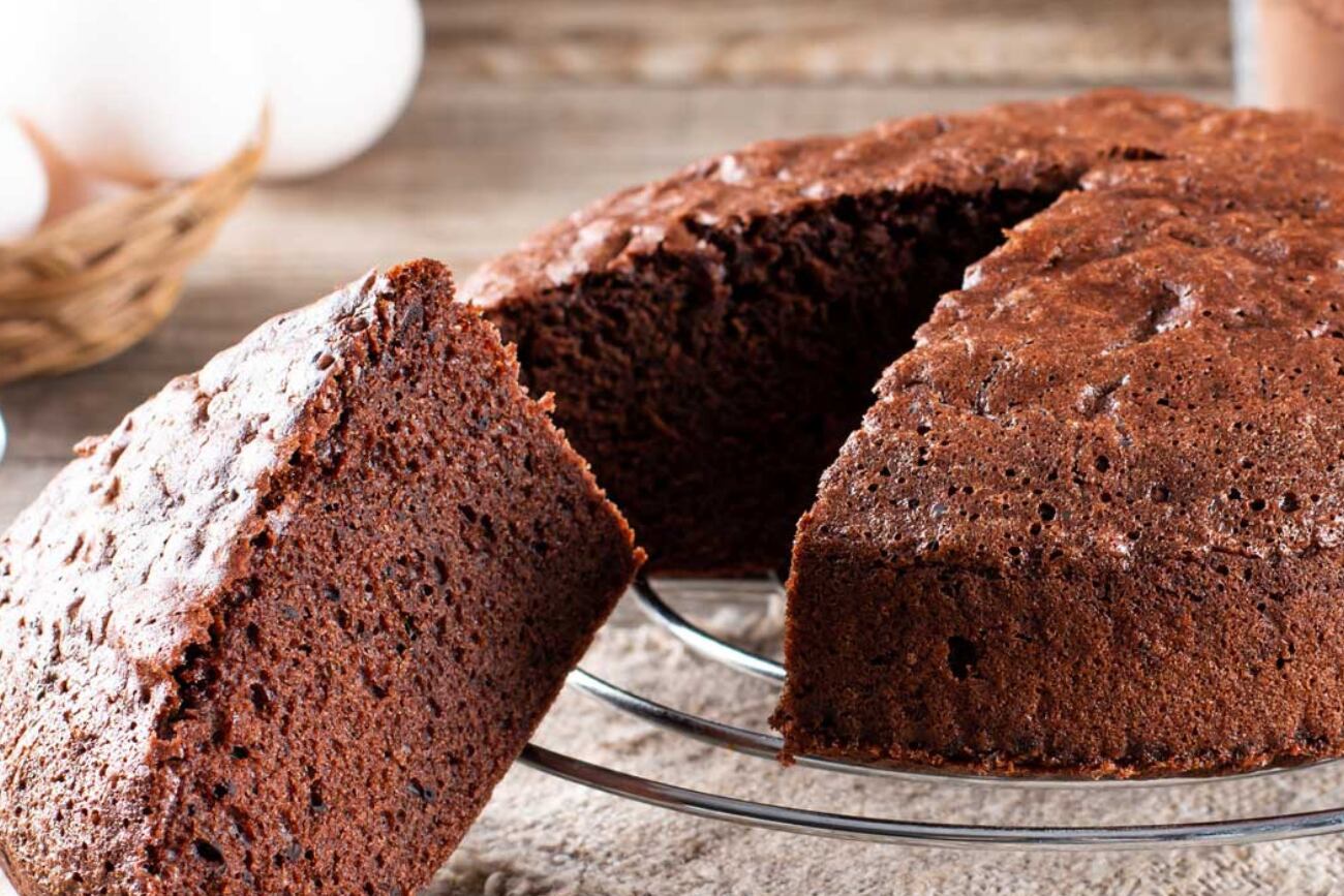 Receta casera fácil y rápida de una torta nube de chocolate sin horno