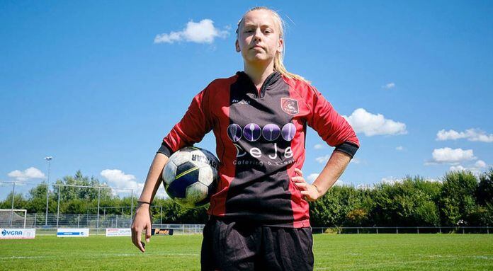 Ellen Fokkema, una neerlandesa de 19 años, será la primera futbolista que podrá jugar en un equipo formado por hombres en la cuarta división de los Países Bajos, para el club VV Foarut, en un plan pionero que puso en marcha la Federación de Fútbol de ese país.