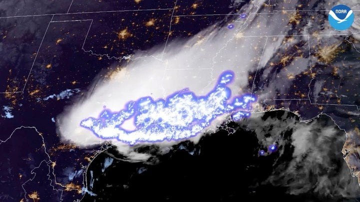 Un satélite capturó la imagen del rayo más largo del mundo, con 768 kilómetros sobre tres estados de Estados Unidos.