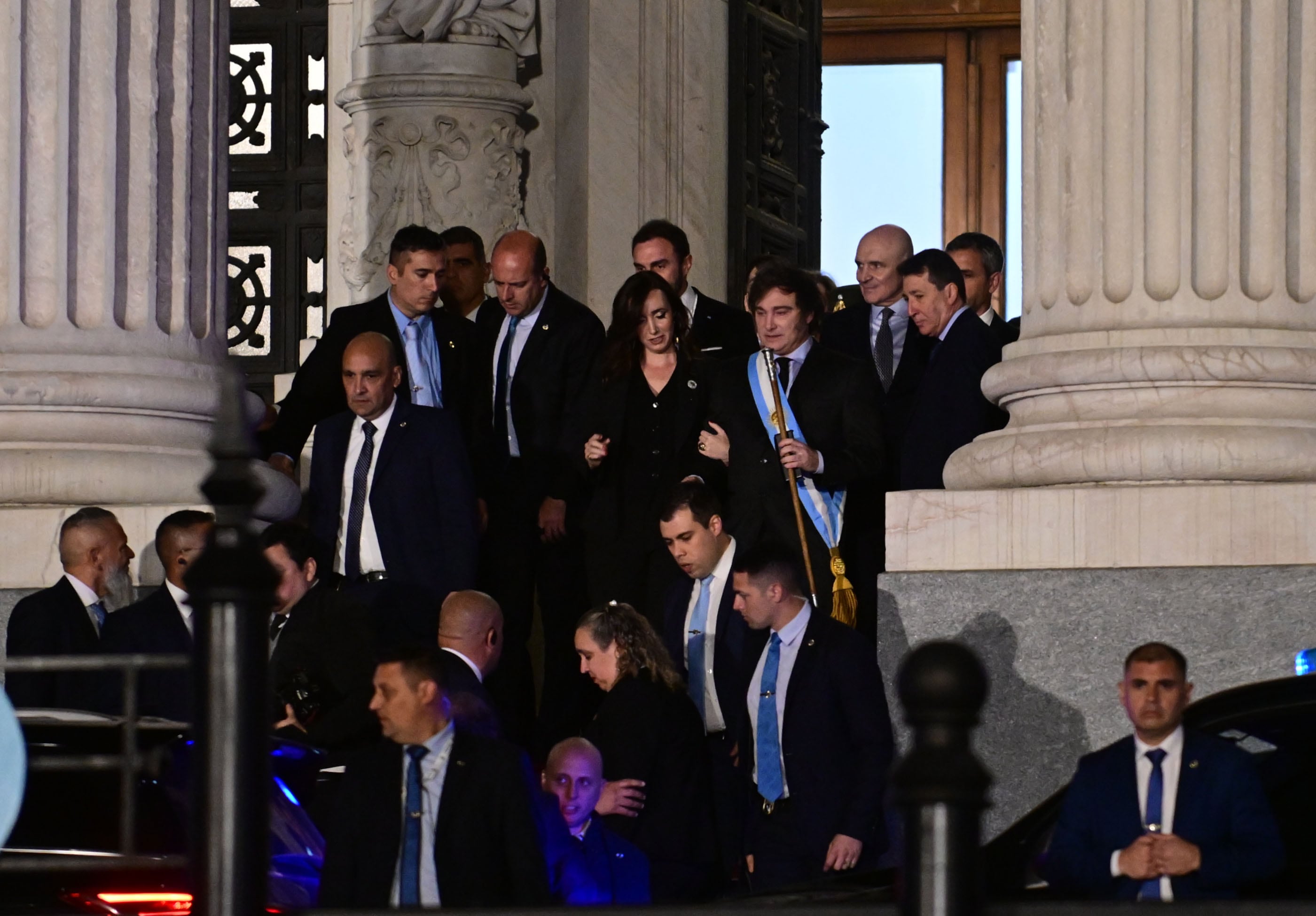 El presidente Javier Milei se retira del 
Congreso junto a la vicepresidenta Victoria Villarruel, luego del discurso por el Presupuesto 2025. Foto: Maxi Luna / NA