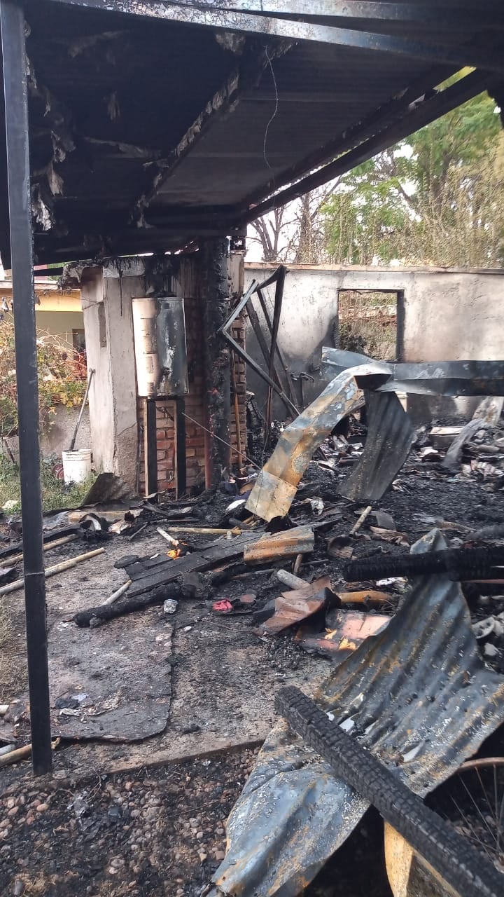 Las dos mujeres encendieron la salamandra y se disponían a preparar un té el lunes por la noche, cuando las llamas consumieron su vivienda.