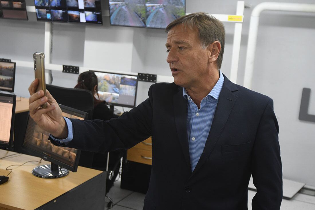 En el departamento de Lujan de Cuyo se inauguró la comisaria 11.
El Gobernador Rodolfo Suarez en  las instalaciones de la nueva comisaría.
Foto: José Gutierrez / Los Andes  