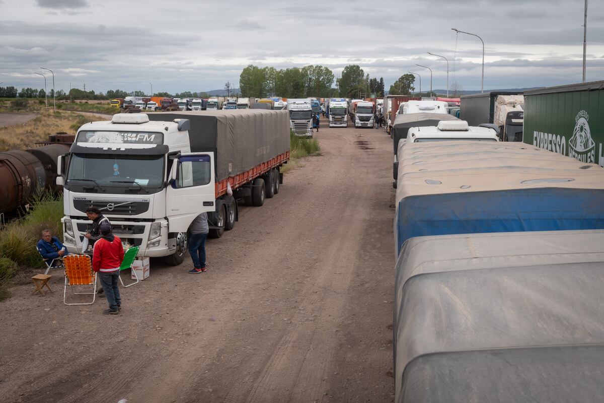 Las autoridades de Aprocam se solidarizaron con la decisión de cortar el paso de camiones que vienen de Chile. "En Argentina se estpan viendo las consecuencias por una decisión que tomaron en Chile y que no les repercute", fundamentaron. Foto: Ignacio Blanco / Los Andes