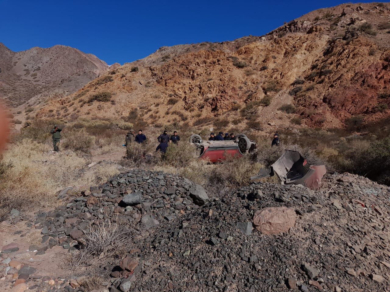 Una familia de chilenos volcó en Uspallata y hay heridos de distinta consideración. Gentielza