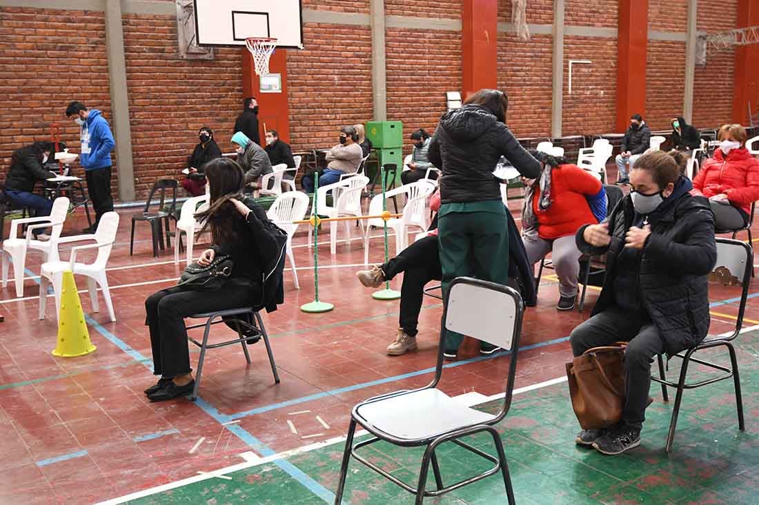 Profesionales del area de salud de Junín, en una jornada de vacunación contra el covid 19 en el polideportivo Nº 1 del departamento de Junín