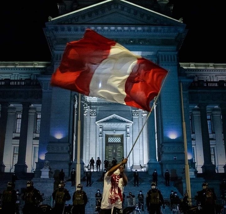 Protestas para que renuncie el presidente interino. Muertos, heridos y desaparecidos.