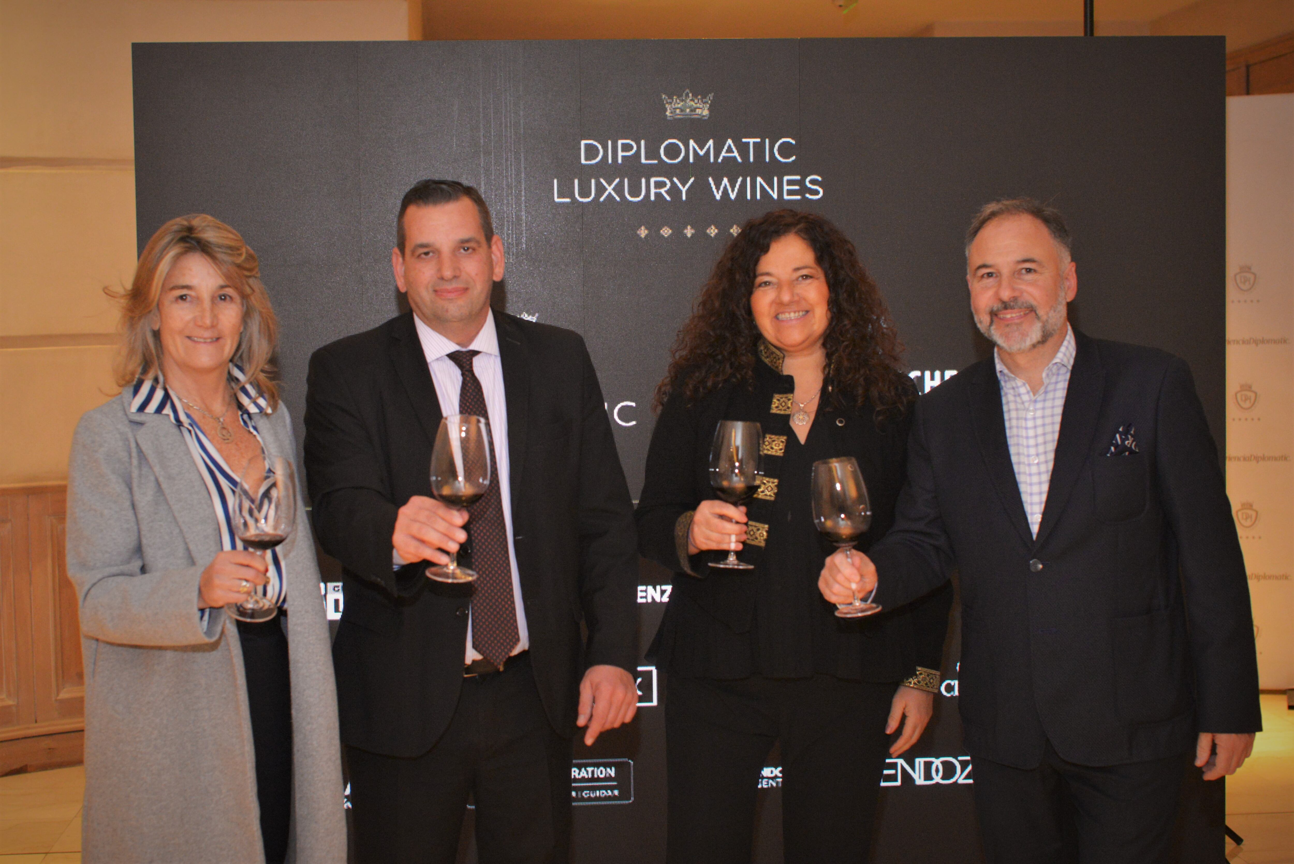 Claudia Yanzón, Santiago Alsina, Nora Vicario y Gustavo Flores Bazán.