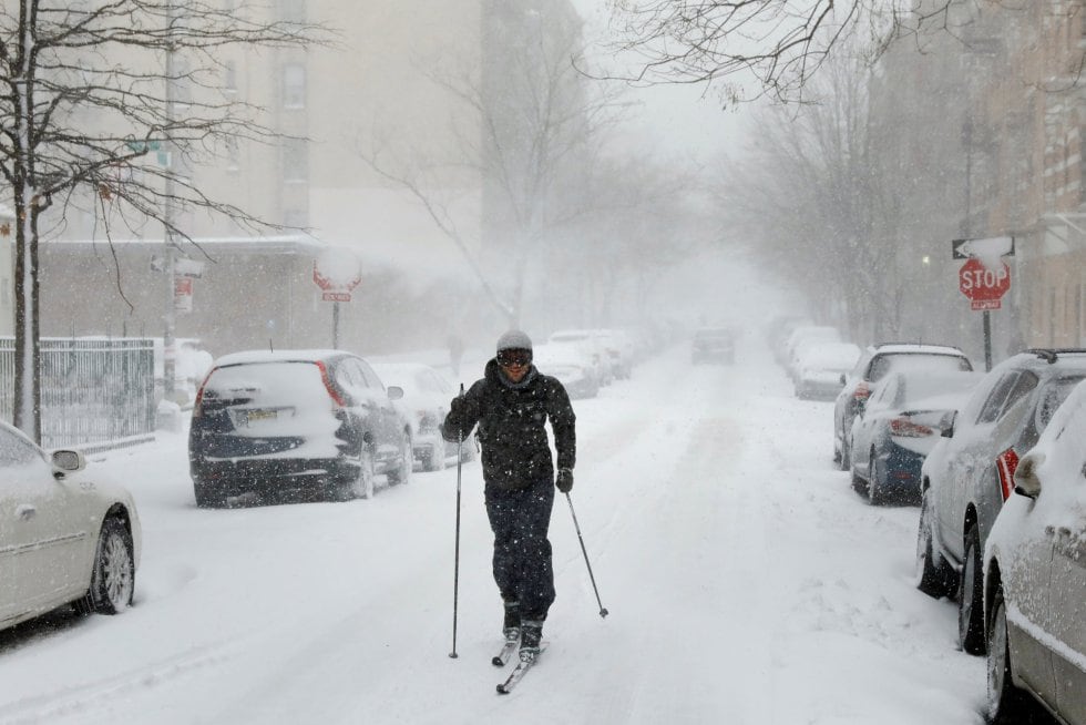 La ciudad de Nueva York y alrededores amaneció completamente nevada tapando calles y veredas.