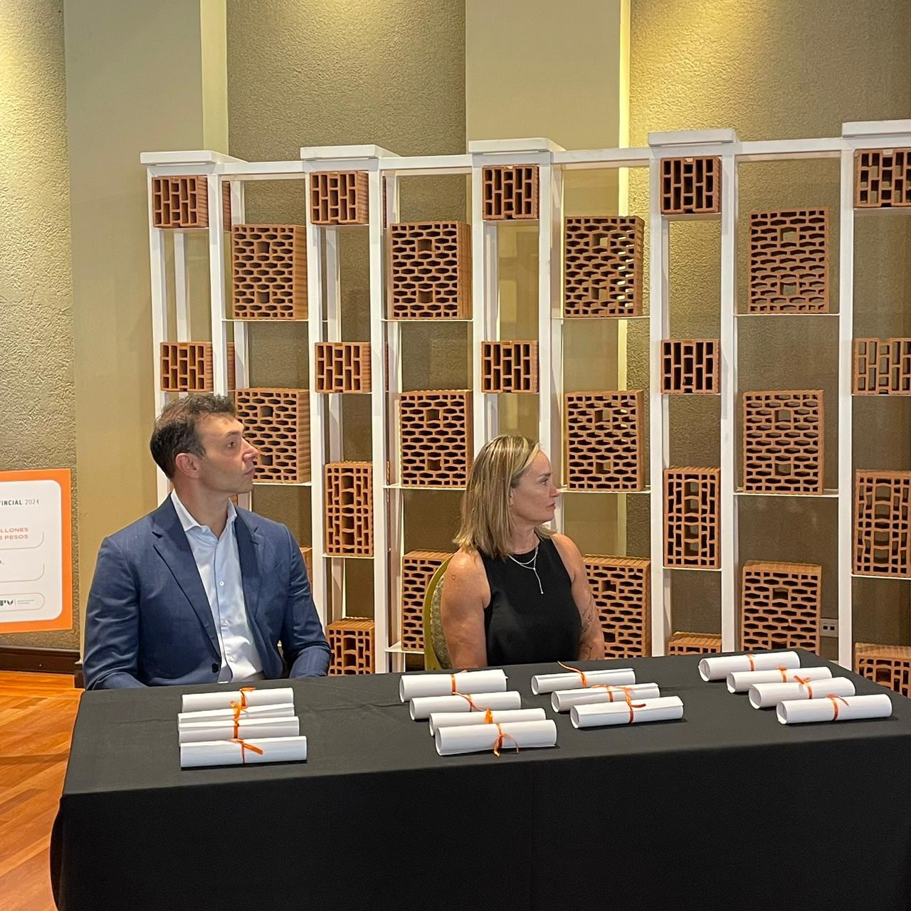 Alberto Chirino y Leticia Martínez en la entrega de reconocimientos.