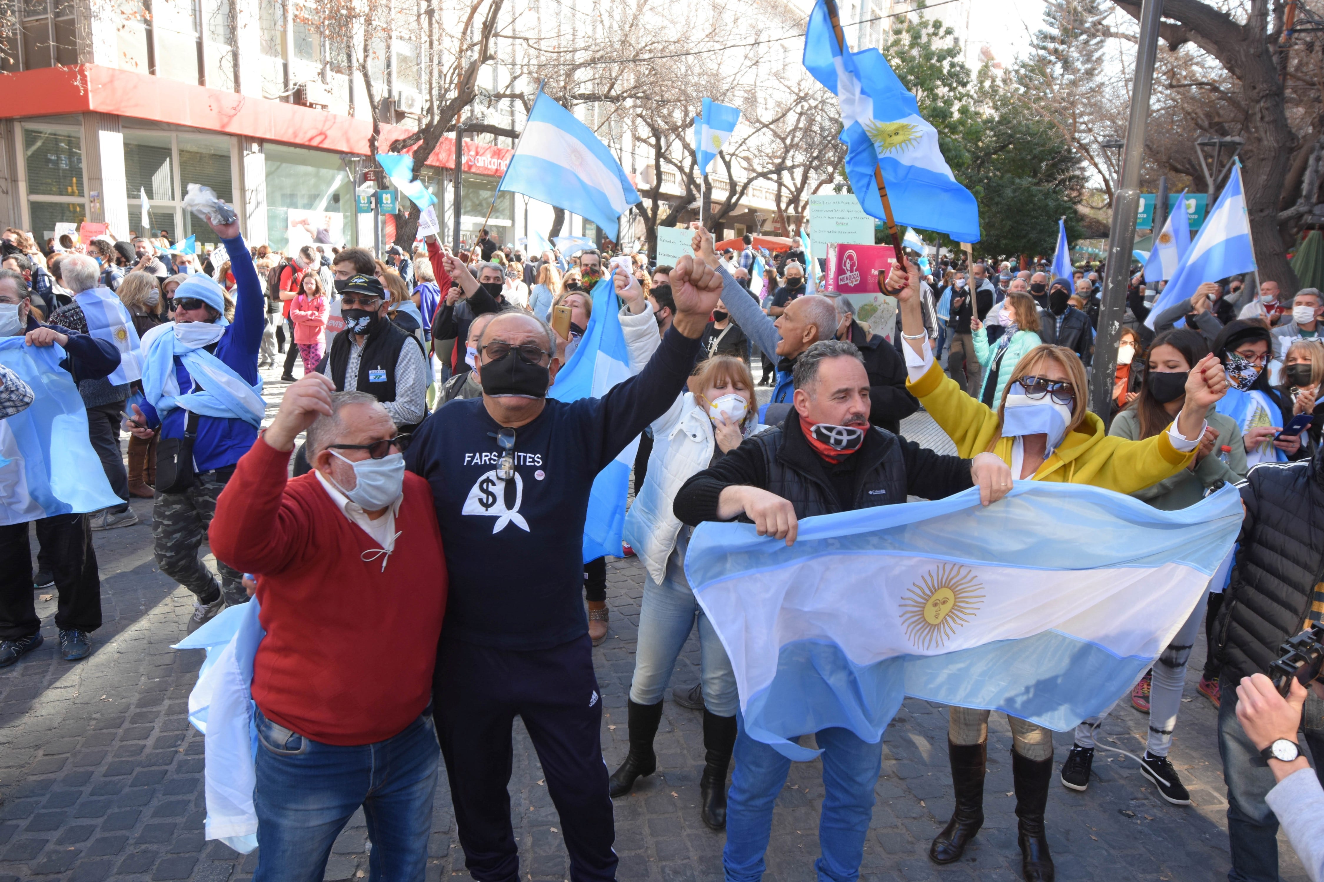 Con barbijos pero sin respetar el distanciamiento social miles de mendocinos protestaron contra el gobierno.