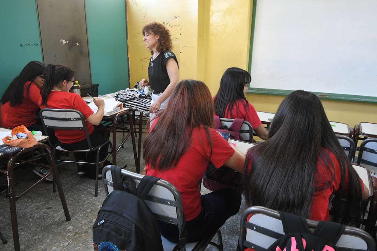 
Habrá un examen al terminar el secundario y los extranjeros podrían pagar la universidad: los cambios en Educación si se aprueba la ley ómnibus de Milei


Alumnos de la escuela Normal Tomás Godoy Cruz de Ciudad

Foto: José Gutierrez / Los Andes