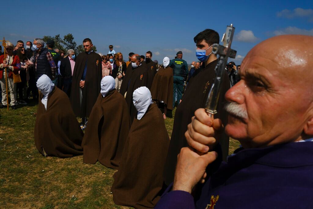 Penitentes participan en la procesión de "Los Picaos", en San Vicente de La Sonsierra, en el norte de España, el 15 de abril de 2022. (AP Foto/Álvaro Barrientos)