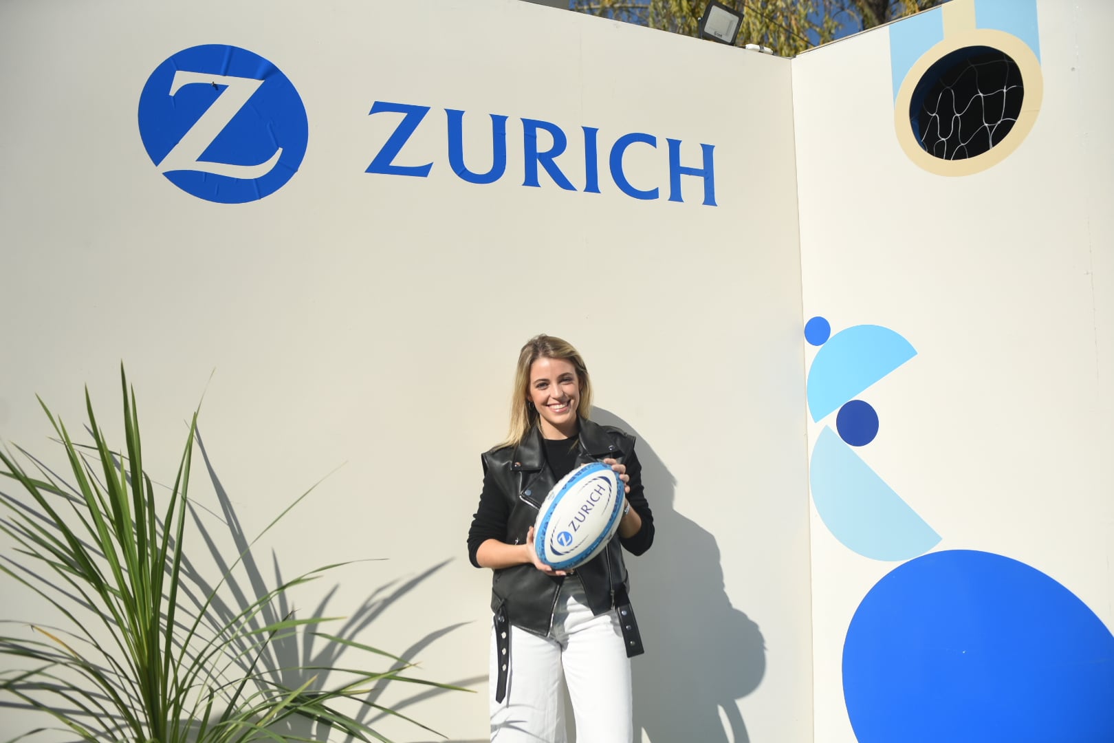 La periodista Clari Ceschin estuvo presente en el partido y pasó por el stand de Zurich en la zona del Fan Fest.