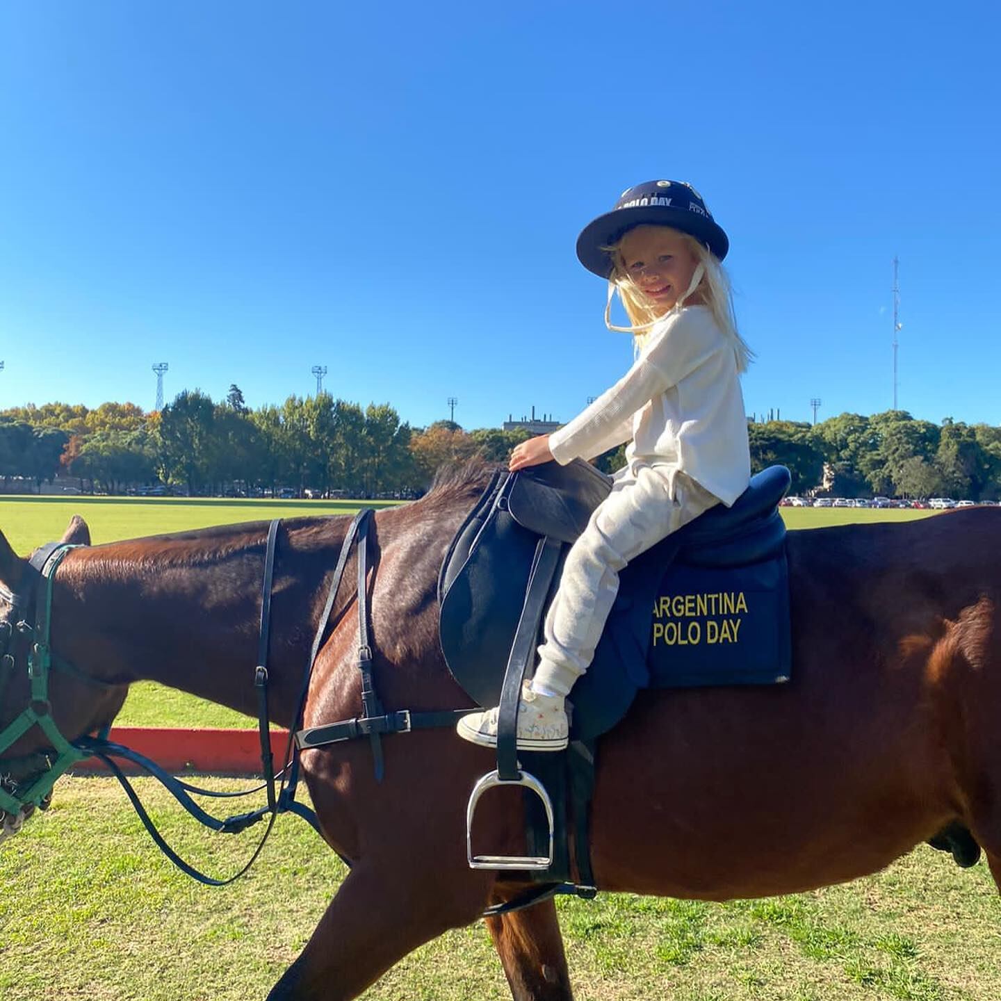 Matilda, la hija de Luciana Salazar, debutó en su primera práctica de polo