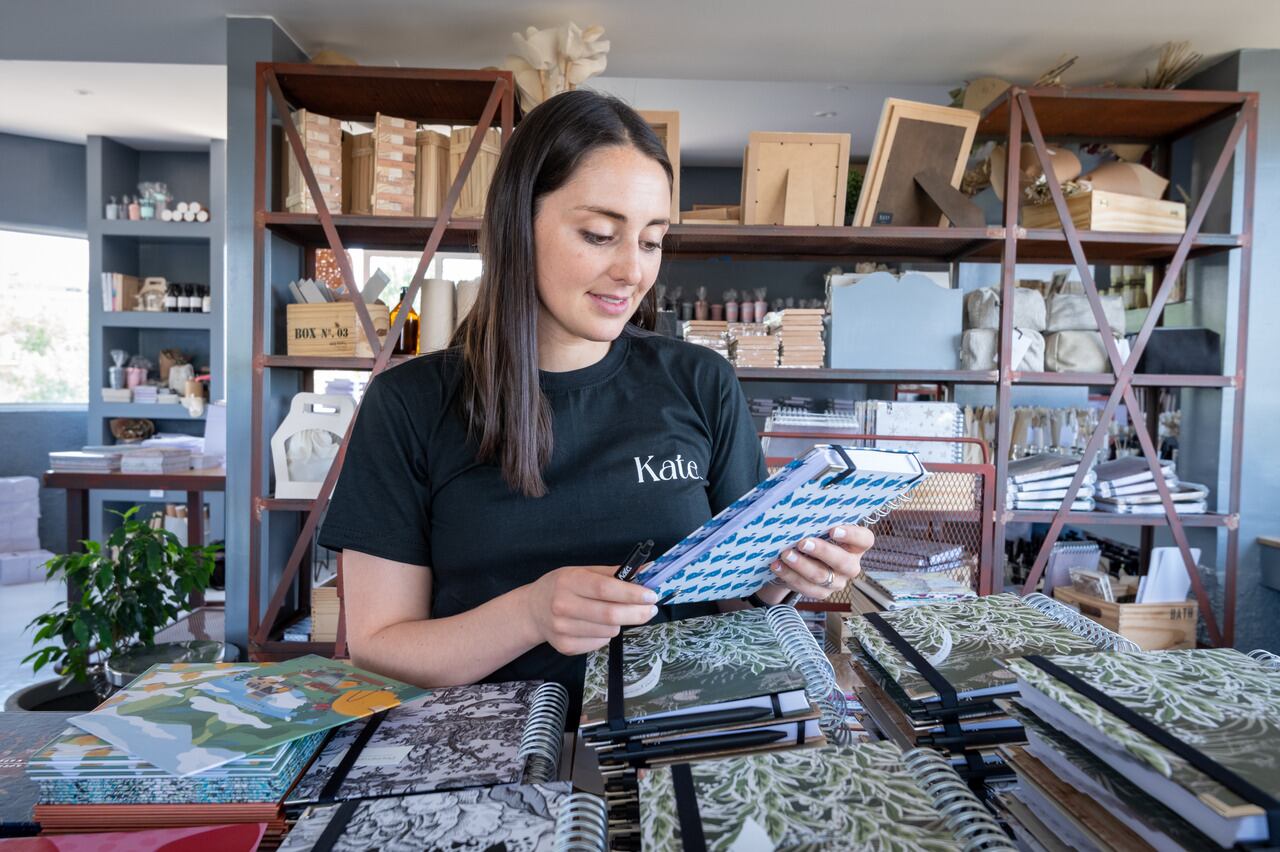 Kate Gráfica
Amparo y Catalina Burgos tienen una gráfica y realizan todo de forma artesanal.

foto: Ignacio Blanco / Los Andes 