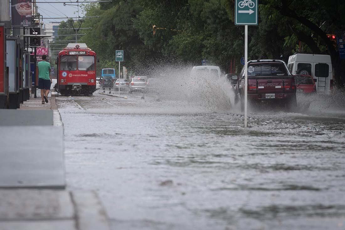 Una fuerte tormenta azotó gran parte de Mendoza y cayó granizo en Godoy Cruz y Las Heras. Foto: Ignacio Blanco