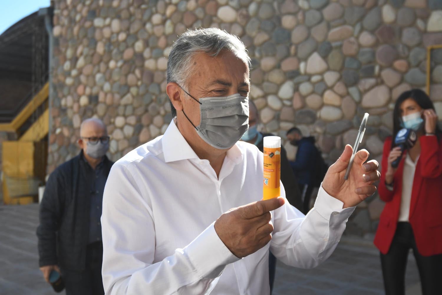 El candidato Alfredo Cornejo llega  a la escuela Dr. Julio Lemos de Godoy Cruz.