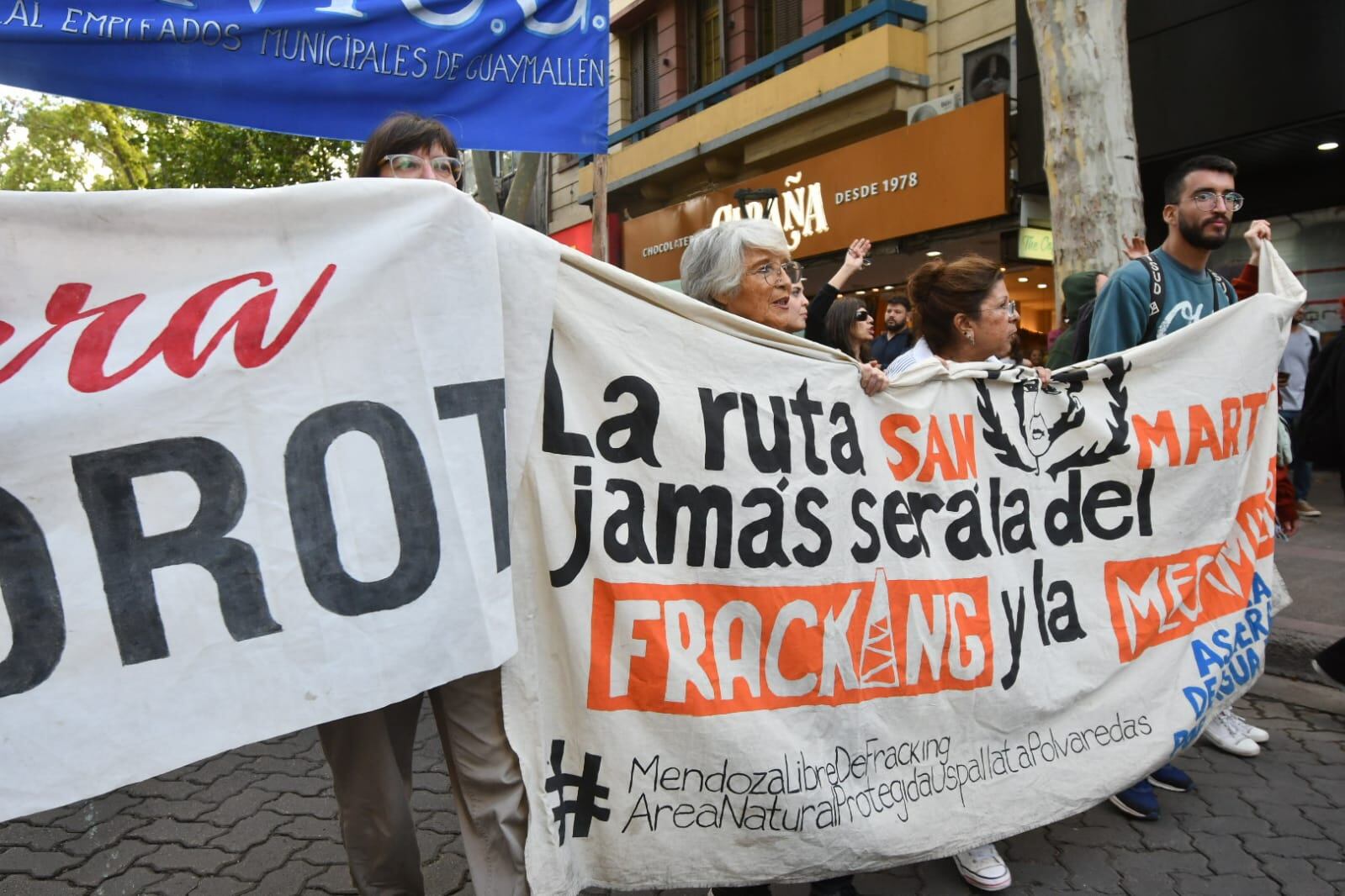 En Mendoza también hubo marcha por las calles contra el gobierno de Milei. Foto: José Gutiérrez / Los Andes