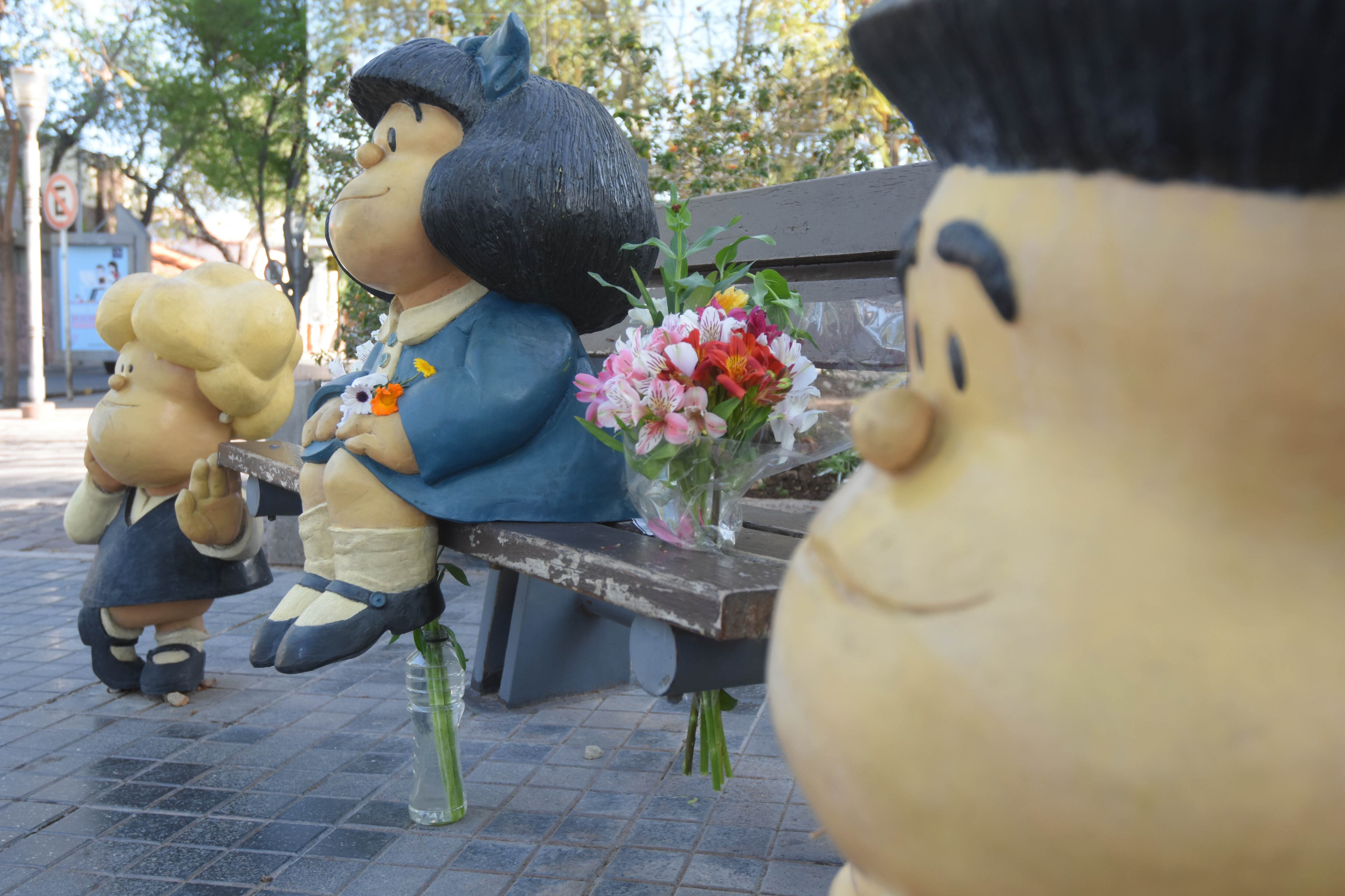 Mendoza, 30 de Setiembre de 2020  Sociedad
Quino Mafalda
Fallecio Joaquin Salvador Lavado Quino, Dibujante y artista, padre de Mafalda, entre otras creaciones
Imágenas de Mafalda y otros personajes creado por Quino en calle Arístides Villanueva de Ciudad